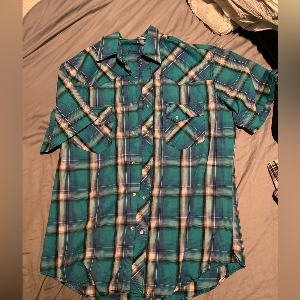 No tag with brand or size listed but this is a wrangler pearl snap size Medium